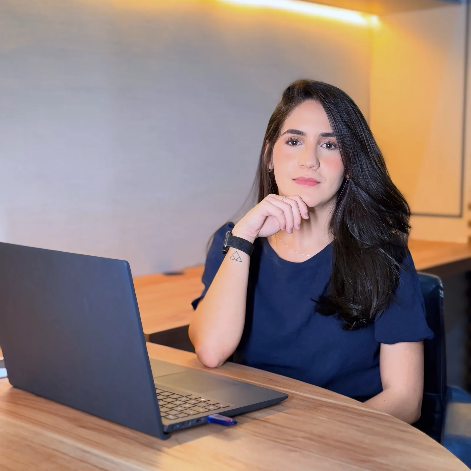 Amanda Kummer, advogada, à mesa de trabalho com o notebook